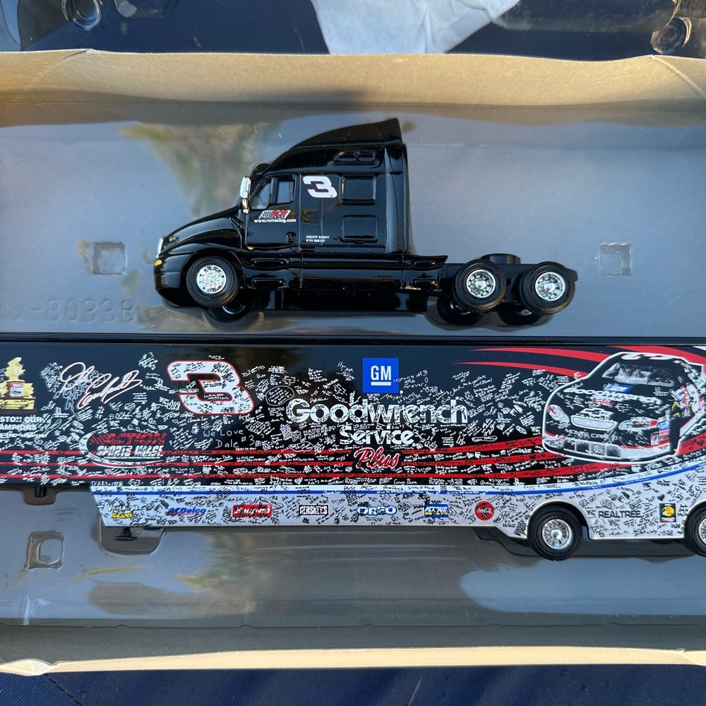 DALE EARNHARDT SR 2001 TRIBUTE HAULER 1/64 ACTION ( THE HAULER IS MINT)